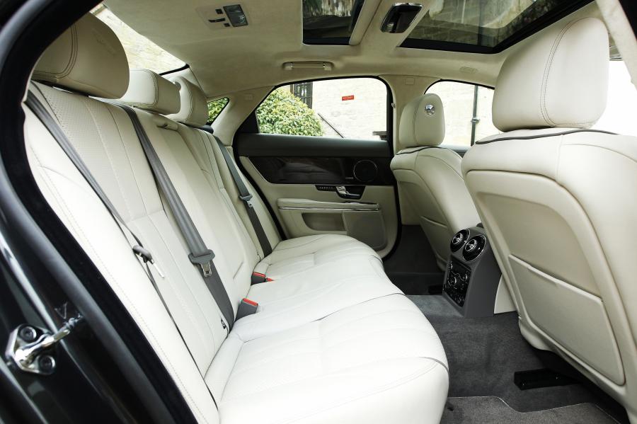  Jaguar XJ 2012 года  (UK) (фото 2 из 121)